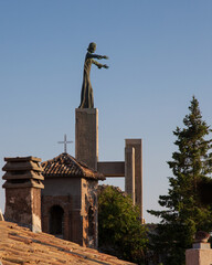 la statua del Cristo Redentore che si erge tra i tetti, nel paesino di Guadagnolo, in provincia di...