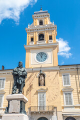 Fototapeta na wymiar The Garibaldi monument with the Governor's Palace in Parma behind it