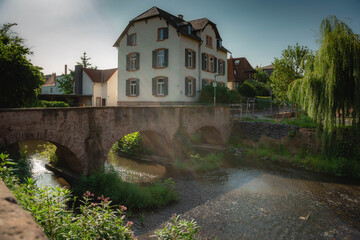 Fototapeta na wymiar Historische Stadt Büdigen mit Stadtmauer und Fluss im Wetterau-Kreis