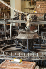 Une vieille machine à broder industriellement