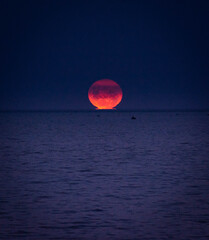 Luna asomando por el horizonte 