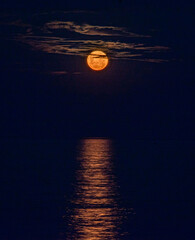 Luna sobre el Rio de la Plata