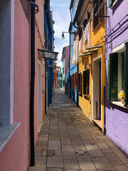 Fototapeta na wymiar scenic narrow colorful houses at the venetian island of Burano