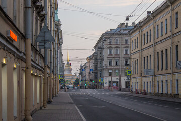 Fototapeta na wymiar beautiful panoramic view of a city street with a highway, cars and historical residential buildings in Saint-Petersburg Russia