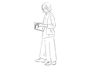 立ち姿で本を読むオフィスカジュアルな服を着た女性