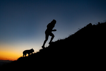 Corridore Trail runner di sera in montagna