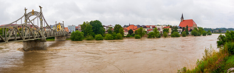 Obraz premium Hochwasser in der Stadt Laufen durch Sturmtief Bernd 2021