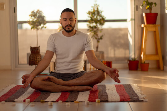 Joven se dispone en su hogar a hacer ejercicios de estiramiento relajaci&oacute;n y yoga