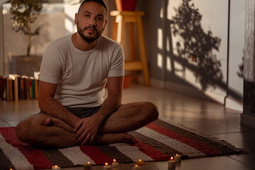 Fototapeta premium Joven se dispone en su hogar a hacer ejercicios de estiramiento relajación y yoga