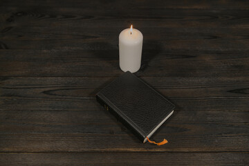 Studiowanie pisma świętego w blasku świecy. - obrazy, fototapety, plakaty
