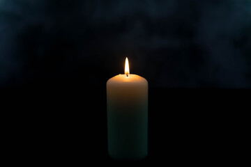Obraz na płótnie Canvas Płomień świecy w ciemnościach.