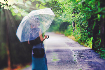 傘をさして歩く女性