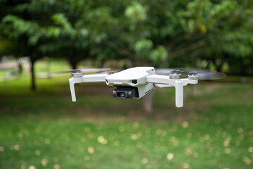 Dron volando en un parque