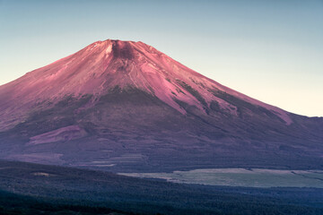 朝日に照らされる富士山の山頂