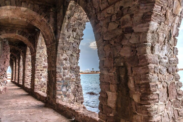 Passage voûté sous le château de Mandelieu la Napoule sur la Côte d'Azur près de Cannes en bord de mer