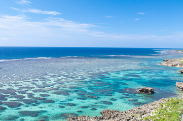 沖縄宮古島のイムギャーマリンガーデンから眺めるエメラルドグリーンの海