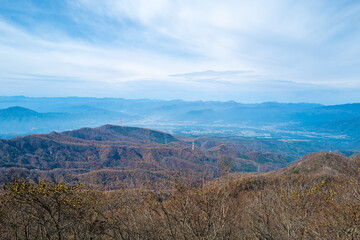紅葉の季節の群馬県の赤城山の登山道の風景 A view of the trail at Mount Akagi in Gunma Prefecture during the season of autumn leaves.