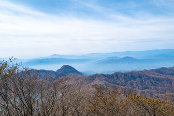 紅葉の季節の群馬県の赤城山の登山道の風景 A view of the trail at Mount Akagi in Gunma Prefecture during the season of autumn leaves.