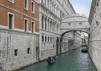 Fototapeta na wymiar The Bridge of Sighs over a Venetian canal. 