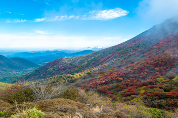 大分県の紅葉のくじゅう連山の風景  Mt.Kujyu range scenery of autumn leaves in Oita Prefecture 