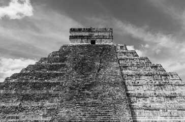 Fototapeta na wymiar Kukulkan mayan pyramid in black and white, Chichen Itza, Yucatan, Mexico. 
