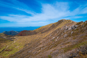 大分県の紅葉のくじゅう連山の風景  Mt.Kujyu range scenery of autumn leaves in Oita Prefecture 