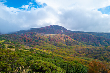 大分県の紅葉のくじゅう連山の風景  Mt.Kujyu range scenery of autumn leaves in Oita Prefecture 