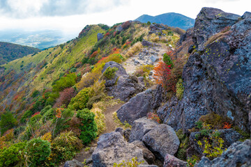 Fototapeta na wymiar 大分県の紅葉のくじゅう連山の風景 Mt.Kujyu range scenery of autumn leaves in Oita Prefecture 