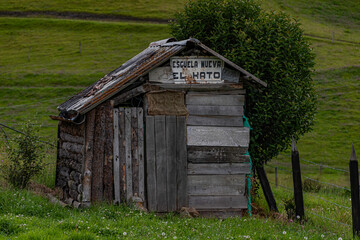 un gallinero con nombre de escuela
