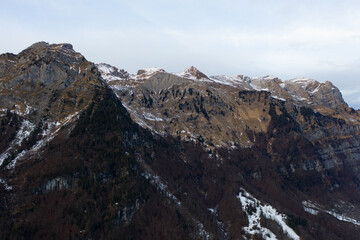 Obraz premium Super Aussicht auf den Klöntalersee im Kanton Glarus. Festgehalten mit der Dji Mavic Pro Drohne. Oben noch Schnee unten schon grün.