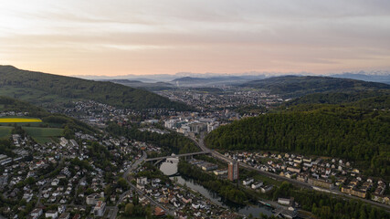Fototapeta premium tolle Landschaft in Nussbaumen bei Baden im Aarga in der Schweiz. Tolle Felder und ein atemberaubender Wald mit richtig saftig grünen Blätter.