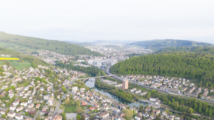 tolle Landschaft in Nussbaumen bei Baden im Aarga in der Schweiz. Tolle Felder und ein atemberaubender Wald mit richtig saftig grünen Blätter.