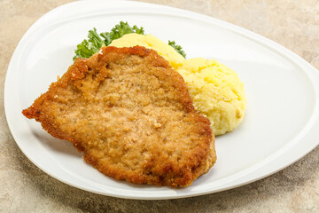 Crispy chicken schnitzel with mashed potato