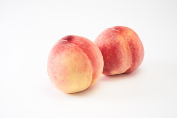 白桃を白バックで
