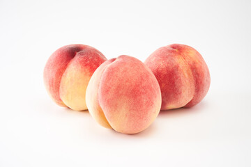 白桃を白バックで