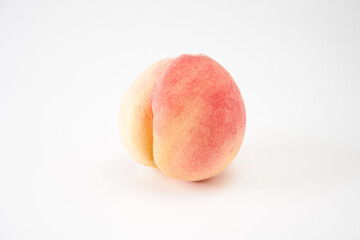白桃を白バックで
