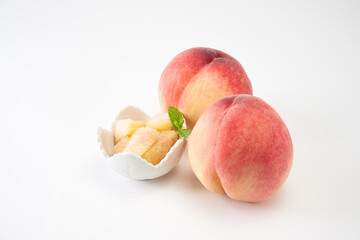 白桃を白バックで