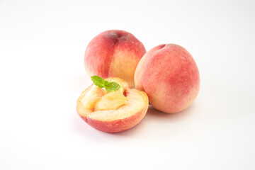 白桃を白バックで