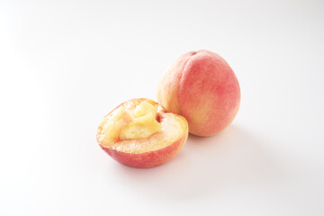 白桃を白バックで