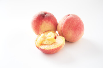 白桃を白バックで