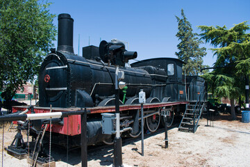 Fototapeta na wymiar Locomotora de vapor negra aparcada.