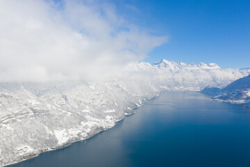 Fototapeta na wymiar Tolle Aussicht über den Walensee im Kanton Glarus. Winterwunderland in der Schönen Schweiz. Alles ist schneebedeckt.