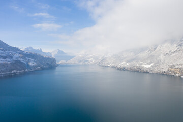 Tolle Aussicht über den Walensee im Kanton Glarus. Winterwunderland in der Schönen Schweiz. Alles ist schneebedeckt.