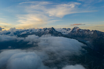 Fototapeta premium Was für eine tolle Aussicht bei einbem Wundervollem Sonnenuntergang auf dem Grimselpass am Totensee. Wundervolle Wolken über den Bergspitzen beim Abendrot. Atemberaubender Tag.