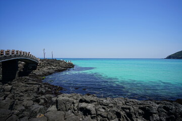 Obraz premium a beautiful seaside landscape with clear bluish water