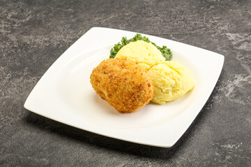 Crispy chicken cutlet with mashed potato