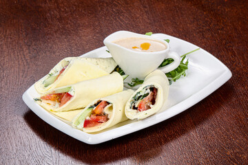 Cheese roll with vegetables and sauce
