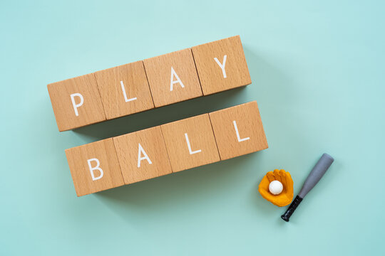 プレイボール｜「PLAY BALL」と書かれた積み木と野球の道具のおもちゃ