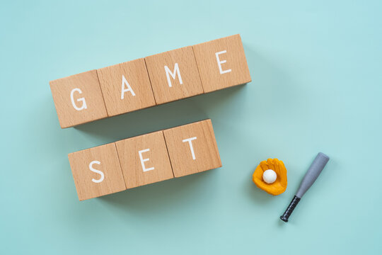 ゲームセット｜「GAME SET」と書かれた積み木と野球の道具のおもちゃ