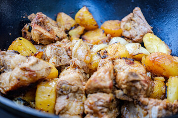 Kochen im Kazan Fleisch mit Kartoffeln 